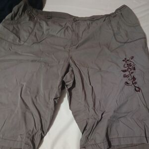 NWOT Size 32 capris